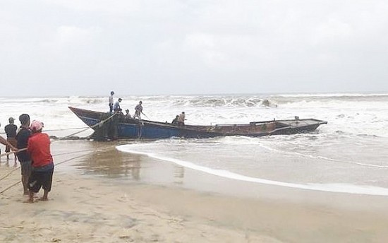 Thừa Thiên Huế: Tìm thấy nạn nhân vụ chìm tàu trên đường đánh cá về bờ