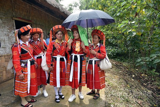 Sức hấp dẫn trong trang phục truyền thống của phụ nữ Pà Thẻn