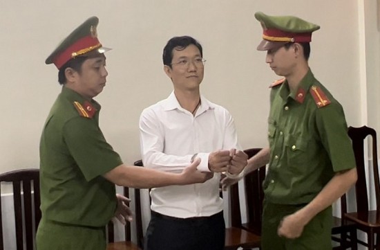Đại học Luật TP. Hồ Chí Minh tạm hoãn hợp đồng với luật sư Đặng Anh Quân