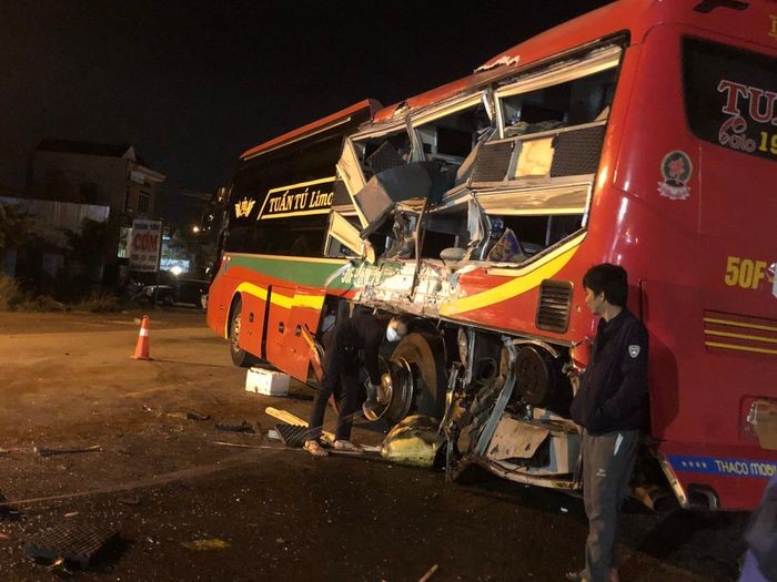 Quảng Ngãi: Xe khách va chạm xe tải, 4 người thương vong