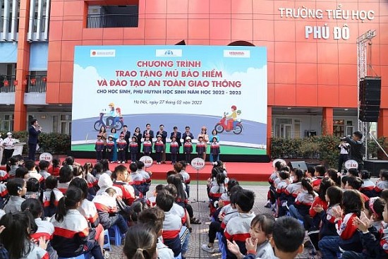 Honda Việt Nam trao tặng mũ bảo hiểm và đào tạo kiến thức An toàn giao thông cho học sinh