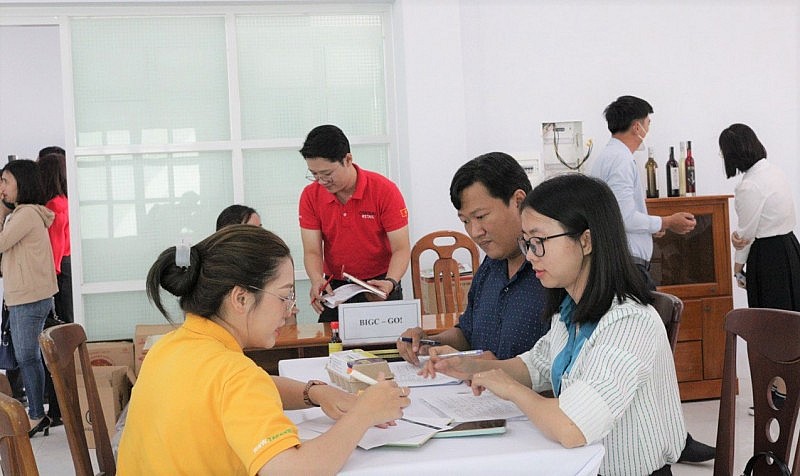 2 Nhân viên bộ phận thu mua của GO!, Big C trao đổi thông tin với nhà cung cấp tiềm năng - sản phẩm trứng gà nướng tại tỉnh Bình Thuận