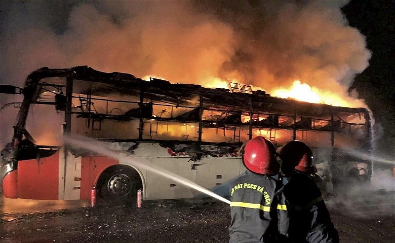 Nghệ An: Xe chở hàng chục hành khách bất ngờ bốc cháy dữ dội trong đêm