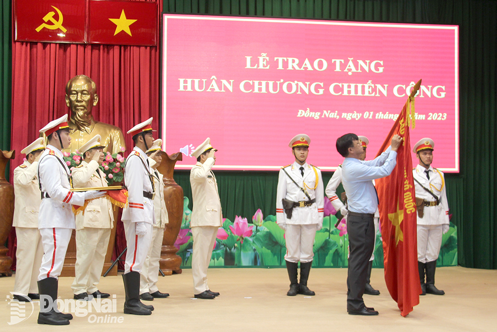 Chủ tịch UBND tỉnh Cao Tiến Dũng trao Huân chương chiến công hạng Nhất cho tập thể Công an tỉnh