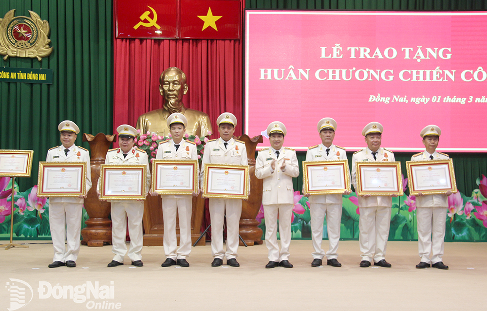 Thiếu tướng Nguyễn Sỹ Quang, Giám đốc Công an tỉnh trao Huân chương chiến công hạng Ba cho các cá nhân