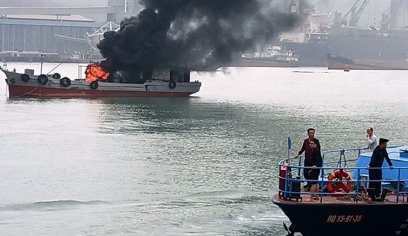Thanh Hóa: Kịp thời dập tắt hỏa hoạn tàu chở dầu, cứu 2 lao động trên tàu