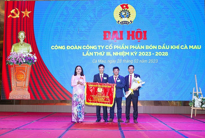 Bà Nghiêm Thùy Lan, Ủy viên BCH Tổng Liên đoàn Lao động Việt Nam, Ủy viên BTV Đảng ủy Tập đoàn, Chủ tịch CĐ DKVN, trao tặng cờ thi đua xuất sắc cho BCH Công đoàn PVCFC khoá II, nhiệm kỳ 2018-2023