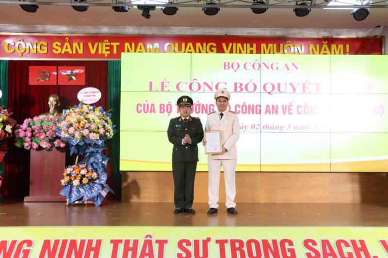 Thiếu tướng Đinh Văn Nơi thừa ủy quyền của Bộ trưởng Bộ Công an trao quyết định bổ nhiệm chức vụ Phó Giám đốc Công an tỉnh Quảng Ninh cho Trung tá Cù Quốc Thắng.