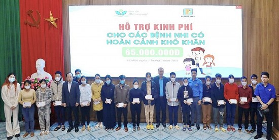 Công đoàn Xăng dầu Việt Nam và Đoàn Thanh niên Petrolimex chia sẻ “Bữa trưa ấm lòng”