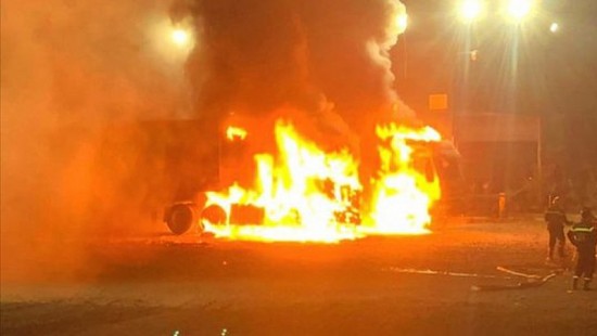 Đồng Nai: 3 xe đầu kéo cháy trong đêm khiến một tài xế tử vong
