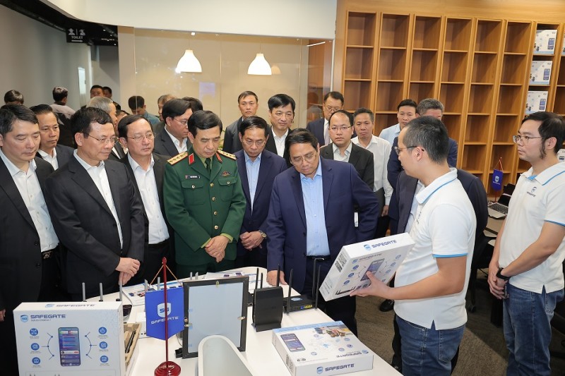 Thủ tướng cùng đoàn đã tới thăm không gian làm việc của Công ty An ninh mạng SCS 