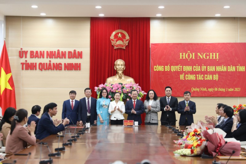 Lãnh đạo tỉnh Quảng Ninh tặng hoa, chúc mừng những cán bộ được điều động, bổ nhiệm