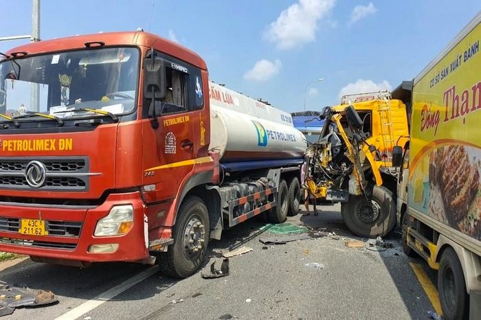 Quảng Nam: Tai nạn liên hoàn giữa 5 ô tô tải, giao thông ách tắc