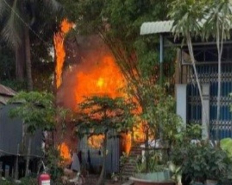 Đốt hương muỗi vô tình làm cháy lớn thiêu rụi nhà hàng xóm và khiến em trai tử vong