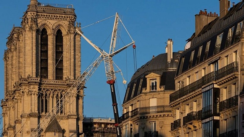 Một chiếc cần cẩu tham gia vào quá trình tu sửa nhà thờ Đức Bà Paris (Ảnh: AP)