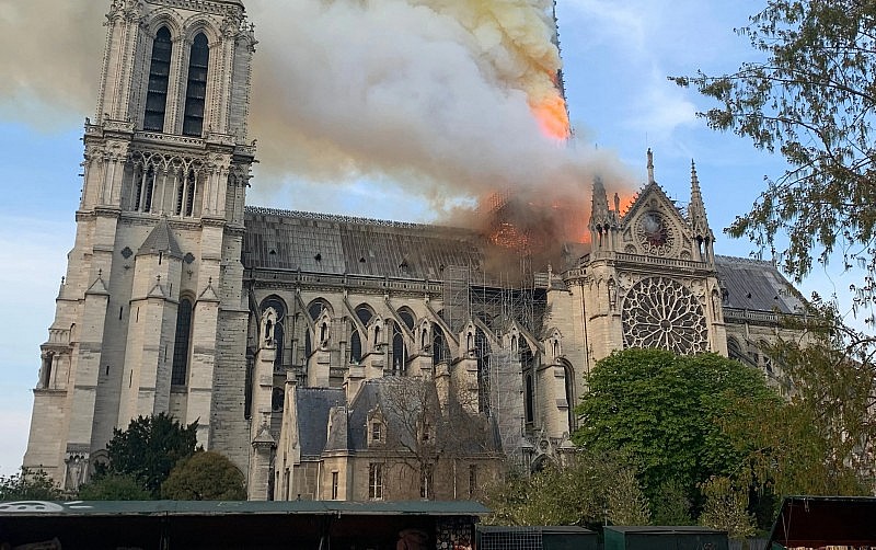 Nhà thờ Đức Bà Paris bốc cháy ngày 15/4/2019 (Ảnh: The Past)