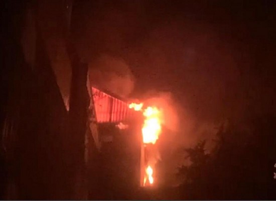 Hà Nội: Ngôi nhà 3 tầng bốc cháy dữ dội trong đêm