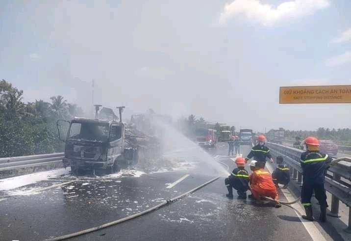 Xe chở hàng bốc cháy ngùn ngụt trên cao tốc Trung Lương - Mỹ Thuận