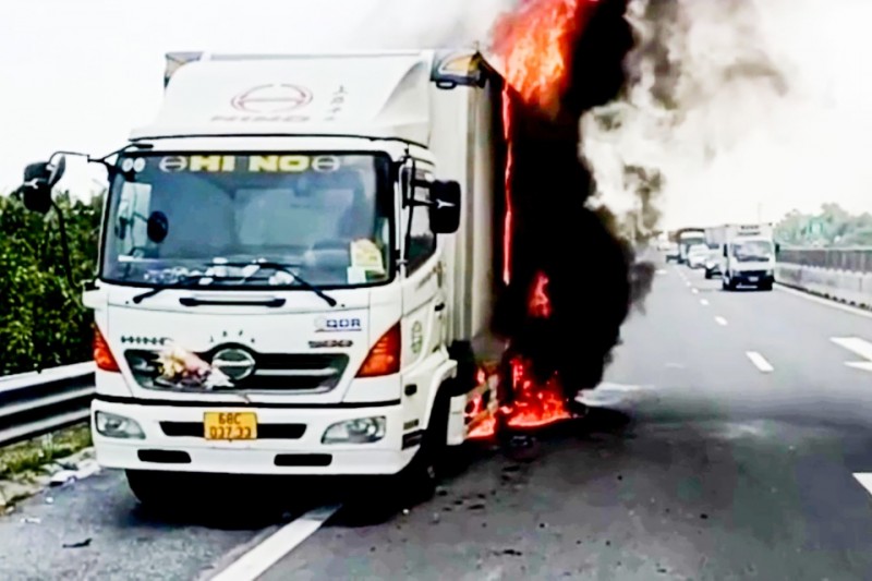 Xe chở hàng bốc cháy ngùn ngụt trên cao tốc Trung Lương - Mỹ Thuận