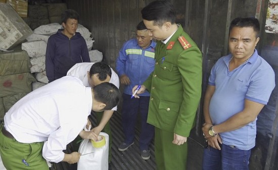 Nghệ An: Bắt giữ xe chở 17 tấn thực phẩm đông lạnh từ Bắc vào Nam tiêu thụ