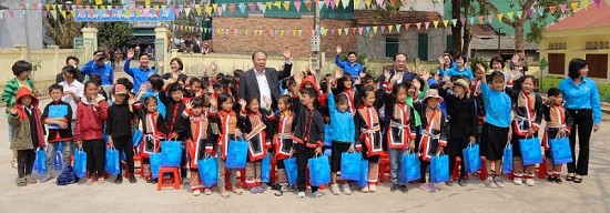 Tập đoàn Xăng dầu Việt Nam mang niềm vui đến Trường Tiểu học Nà Choòng