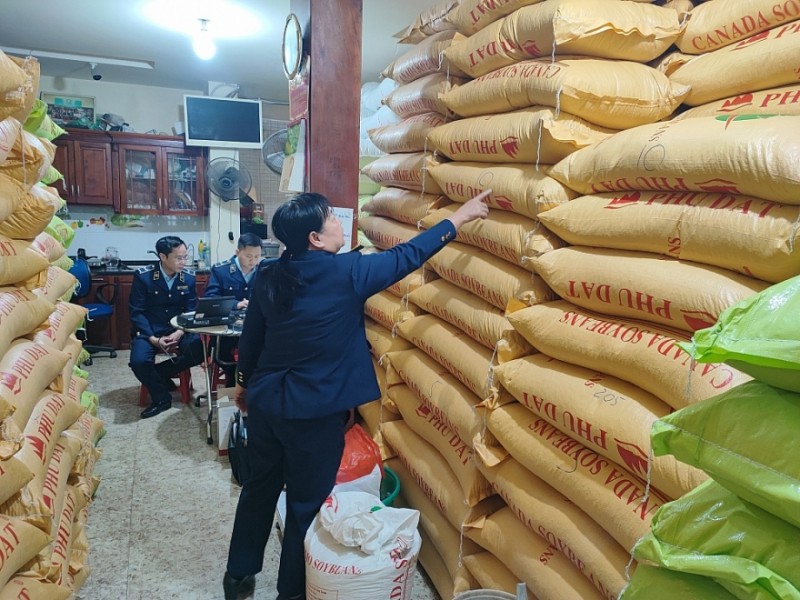Thái Nguyên: Phát hiện 15 tấn đậu tương có dấu hiệu giả mạo nhãn hiệu