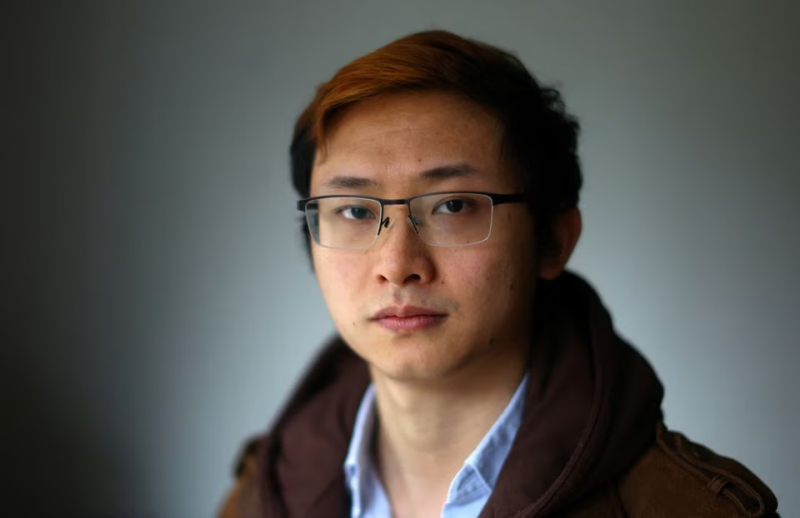 Hình ảnh bác sĩ trẻ Poh Wang, 28 tuổi chụp tại nhà của anh ấy ở London, Britain vào ngày 8 tháng 3, 2023. REUTERS