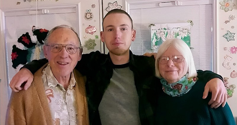 Ông Jerry Jouret (trái) cùng vợ và cháu trai - Christian Jouret (Ảnh: CNN)