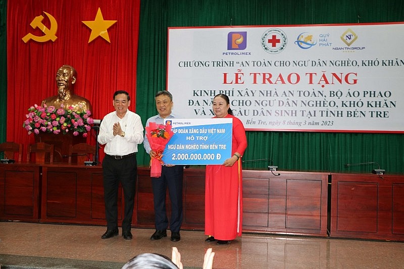 Tập đoàn Xăng dầu Việt Nam hỗ trợ 3 tỷ đồng xây nhà an toàn và cầu dân sinh tại Bến Tre