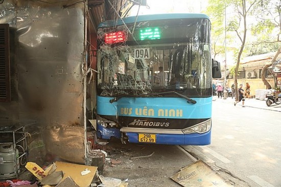 Hà Nội: Xe bus đâm vào quán ăn khiến 3 người bị thương nặng