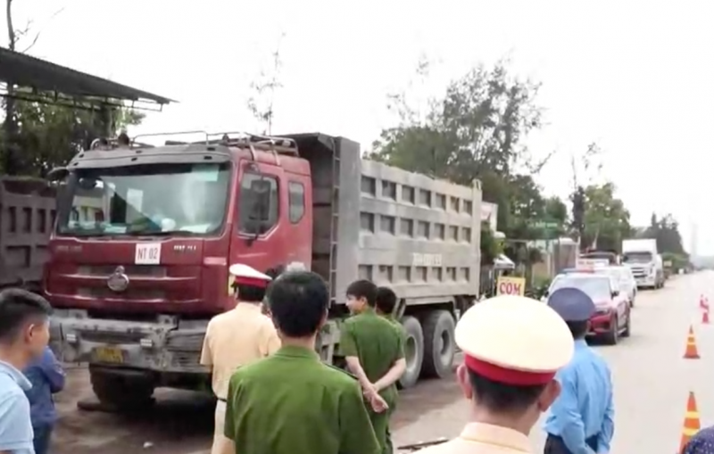 Quảng Ngãi: Làm rõ nghi vấn một doanh nghiệp vận tải sử dụng tem kiểm định giả