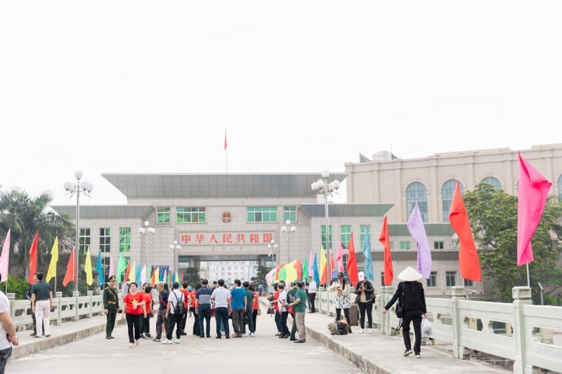 Các du khách Trung Quốc đầu tiên nhập cảnh vào Móng Cái trong hoạt động khôi phục đón khách du lịch