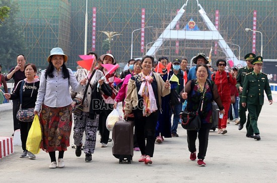 Đón đoàn 80 khách du lịch Trung Quốc đầu tiên qua Cửa khẩu quốc tế Lào Cai