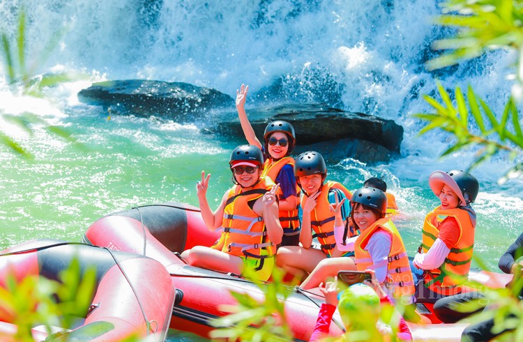 Đắk Lắk: Du khách khám phá, trải nghiệm vượt thác Dray Nur