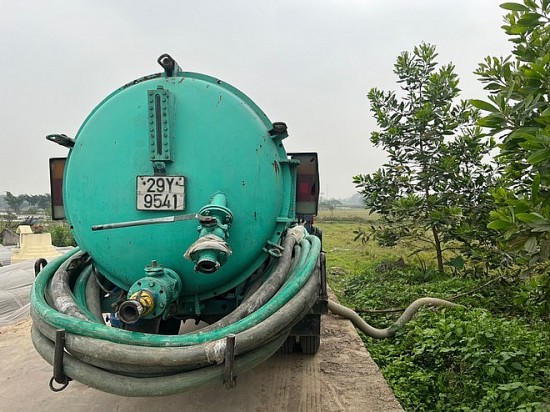 Hà Nội: Bắt quả tang xe ô tô xả trộm chất thải vệ sinh hầm cầu ra môi trường