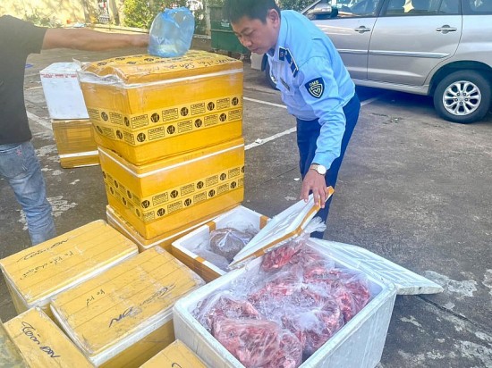 Đắk Lắk: Ngăn chặn 1 tấn thực phẩm không rõ nguồn gốc chuẩn bị tuồn ra thị trường