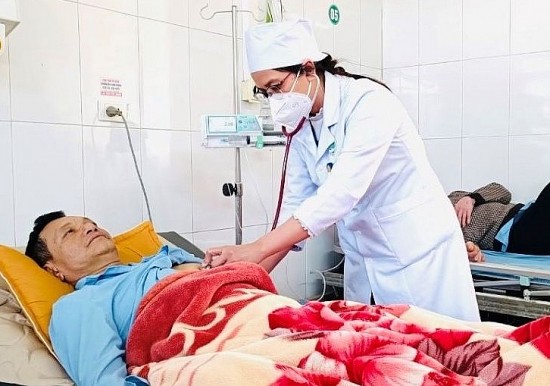 Thanh Hóa: Tặng Bằng khen của Chủ tịch tỉnh cho ê kíp cứu sống bệnh nhân 5 lần ngưng tim