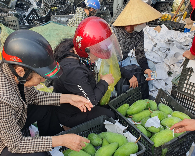 Tỉnh Hà Tĩnh: Xúc động cảnh container chở 30 tấn xoài bị lật, người dân "giải cứu" giúp tài xế