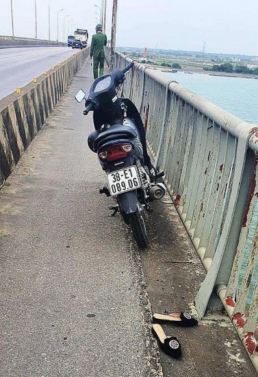 Quảng Bình: Người phụ nữ bỏ lại xe máy trên cầu nhảy xuống sông