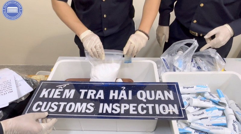 Hải quan TP. Hồ Chí Minh thông tin vụ 4 tiếp viên Vietnam Airlines vận chuyển 10 kg ma tuý