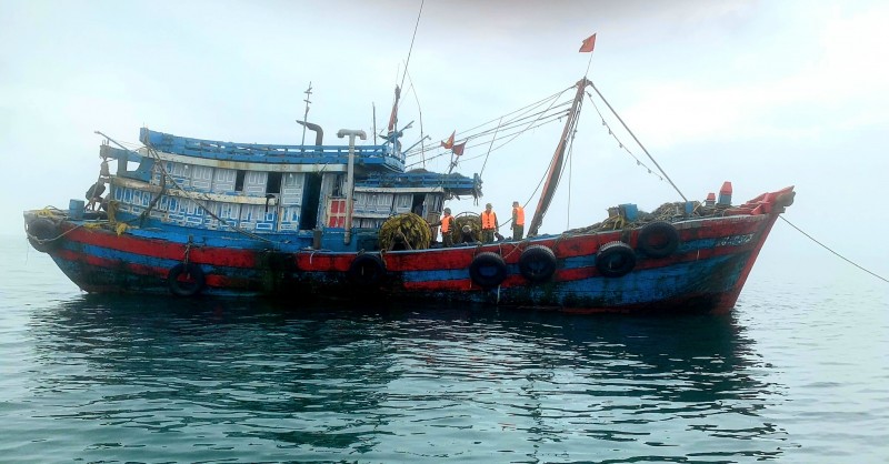 Một trong số tàu bị bắt giữ vì vi phạm khai thác hải sản