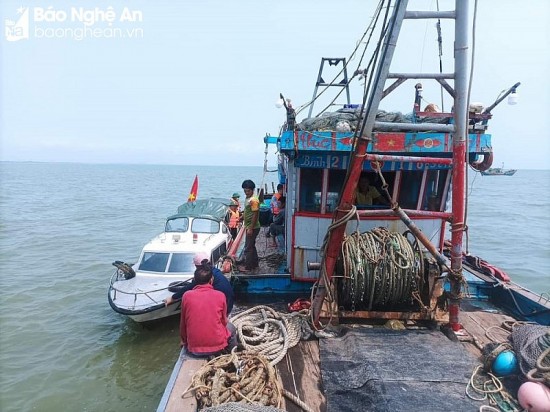 Nghệ An: Kịp thời cứu sống 4 ngư dân trên tàu cá bị chìm ở biển
