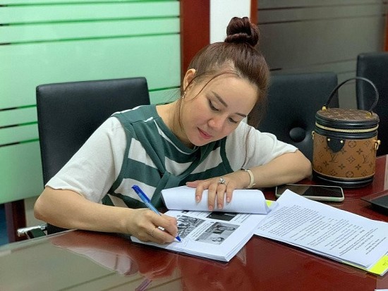 Ca sĩ Vy Oanh kêu cứu khi bị công an triệu tập vì con trai bà Nguyễn Phương Hằng tố giác