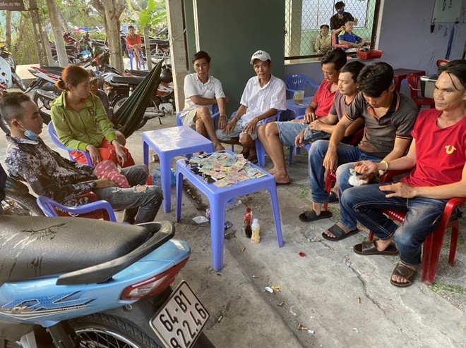 Vĩnh Long: Kiểm tra 2 quán cà phê, phát hiện 34 người đánh bạc qua mạng