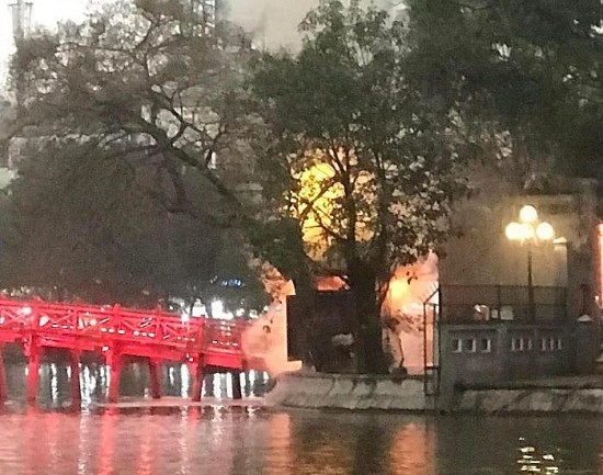 Hà Nội: Cháy ở bờ hồ Hoàn Kiếm