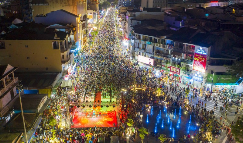 Thừa Thiên Huế: Rực rỡ lễ hội Chào hè Huế   Carnival Sắc màu