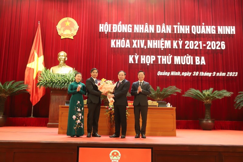 Ông Vũ Văn Diện, tân Phó Chủ tịch UBND tỉnh Quảng Ninh (đứng thứ 2 từ trái sang) nhận hoa chúc mừng.
