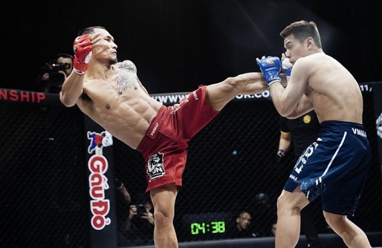 Chỉ hơn 3 phút thi đấu, võ sĩ MMA Trần Quang Lộc đã hạ gục "Rồng Trung Hoa" Lý Tiểu Long
