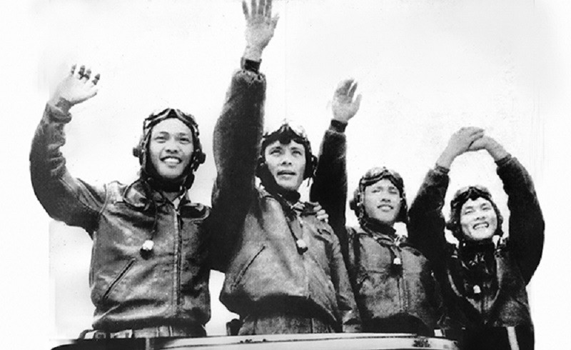 Biên đội đánh thắng trận đầu ngày 3-4-1965 (từ trái qua: Phạm Ngọc Lan, Phan Văn Túc, Hồ Văn Quỳ, Trần Minh Phương). Ảnh tư liệu