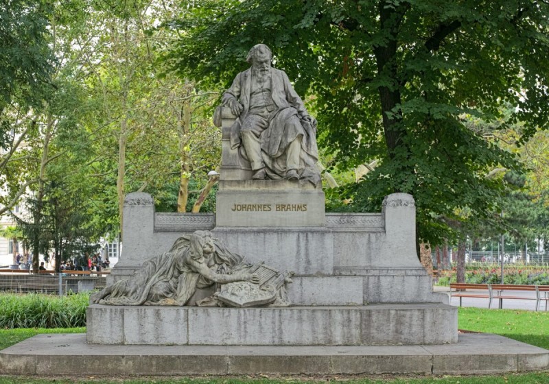 Bức tượng nhà soạn nhạc Johannes Brahms trong công viên Ressel của Vienna, Áo do điêu khắc gia người Áo Rudolf Weyr (1847-1914) tạc và khánh thành vào ngày 07/05/1908.